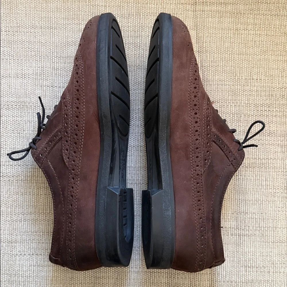 Dexter brown suede